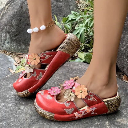 Noelle™ – Rote Ledersandalen mit Blumenmuster im Retro-Stil