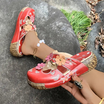 Noelle™ – Rote Ledersandalen mit Blumenmuster im Retro-Stil