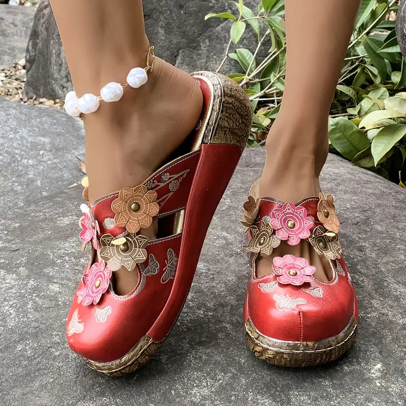 Noelle™ – Rote Ledersandalen mit Blumenmuster im Retro-Stil