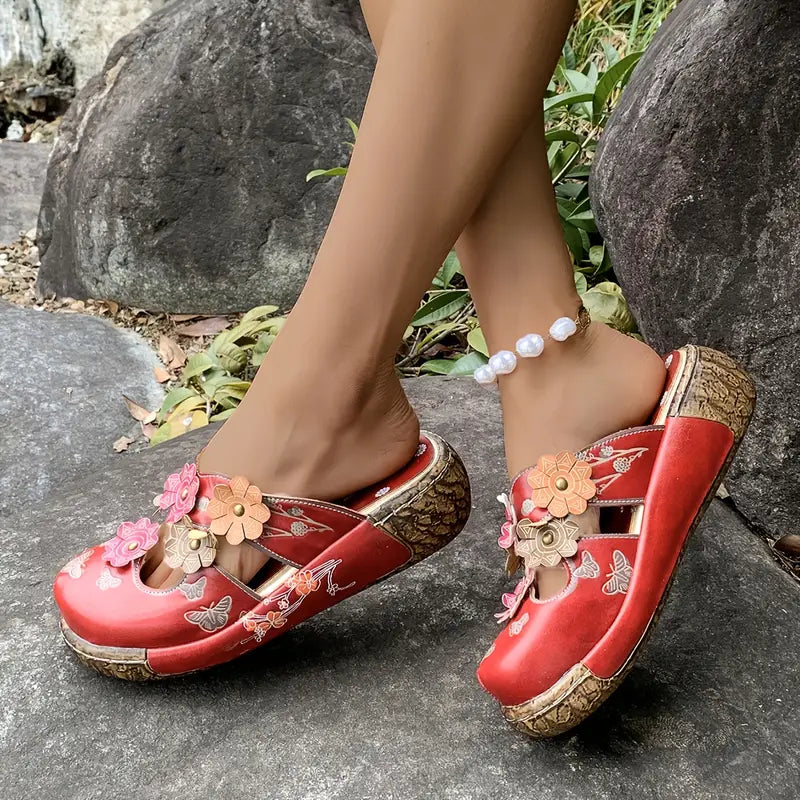 Noelle™ – Rote Ledersandalen mit Blumenmuster im Retro-Stil